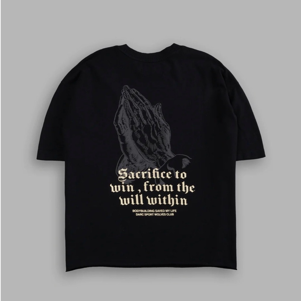 Darc Sport BIG BODYBUILDING SAVED MY LIFE GRUNGE MID-LENGTH RAW HEM TEE IN BLACK